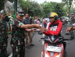 TNI dan Persit Bagikan Ratusan Takjil Gratis di Depan Makodim Pati