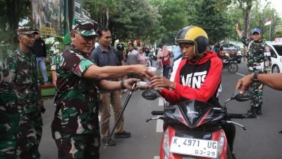 TNI dan Persit Bagikan Ratusan Takjil Gratis di Depan Makodim Pati