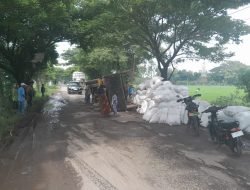 Jalan Winong-Gabus Rusak Parah Akibatkan Truk Terguling