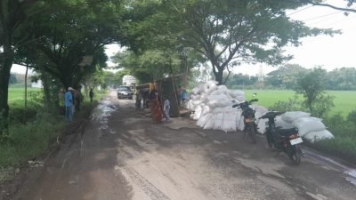 Jalan Winong-Gabus Rusak Parah Akibatkan Truk Terguling