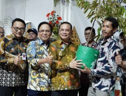 Bupati Pati Hadiri Penyerahan Bibit Durian Premium di Gunungwungkal, Dukung Pemberdayaan Petani Lokal
