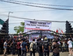 Aksi Pelemparan Botol di Kantor Pemkab Pati Berhasil Diredam Aparat dan Korlap