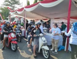 Emak-Emak “Pati Cinta Damai” Gelar Aksi Bagi Nasi di Depan Kantor Bupati Pati