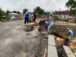 Kepala Desa: Usai Jebol, Jembatan Sukopuluhan-Mencon Segera Selesai Ditangani