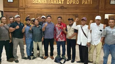 Puluhan Warga Pati Datangi DPRD, Minta Netralitas dalam Sidang Paripurna Hak Angket