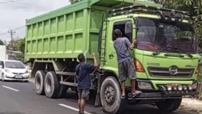 Warga Kayen Hentikan Truk Fuso Bermuatan Galian C, Nilai Tak Sesuai Kelas Jalan