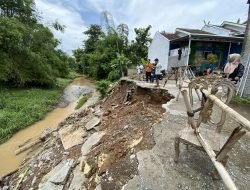 Talut Sungai Ambrol di Perumahan Watu Kebo Raya, Warga Panik dan Kendaraan Terjebak