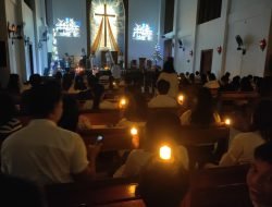 Khidmat, Jemaat GITJ Margorejo Gelar Candle Light Service di Malam Natal 2025