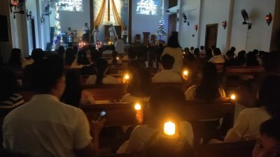 Khidmat, Jemaat GITJ Margorejo Gelar Candle Light Service di Malam Natal 2025
