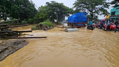 Tanggul Jebol, Jalur Pantura di Batangan Terendam dan Ruko Warga Rubuh
