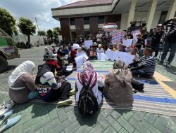 500 Massa AMPB Kawal Sidang Perdana Teguh Istiyanto dan Botok di PN Pati