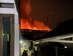 BREAKING NEWS: Gudang PT Dua Kelinci di Margorejo Pati Terbakar Hebat, Api Terlihat dari Permukiman Warga