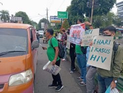Peringati Hari AIDS Sedunia, Aktivis Gelar Aksi Damai dan Bagikan Bunga di Depan GOR Pesantenan Pati