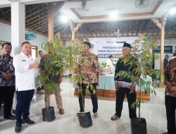 Bupati Sudewo Salurkan Ribuan Bibit Durian Musangking dan Blackthorn Mengalir ke Gunungwungkal