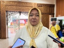 Dua Tahun Rusak, Siswa SDN Mencon Terpaksa Belajar di Luar Kelas